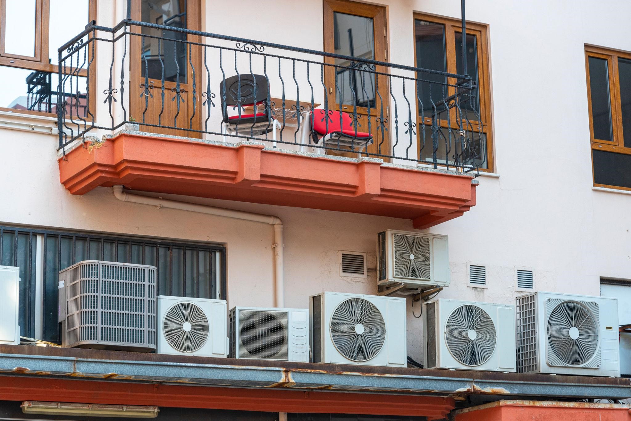 Oro kondicionieriaus montavimas daugiabutyje: leidimai, taisyklės ir dažniausios problemos